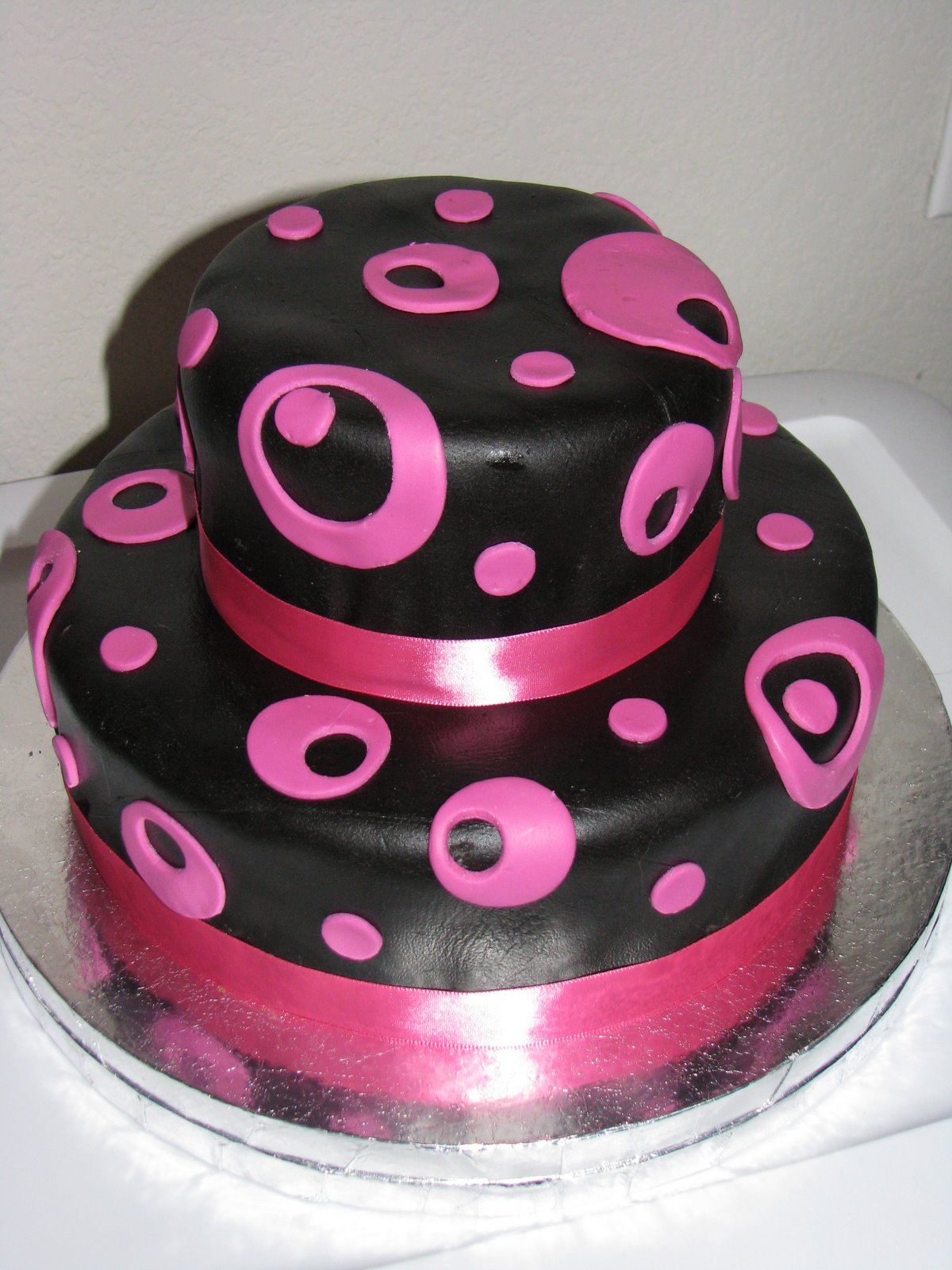[black+&+pink+tiered+cake.JPG]