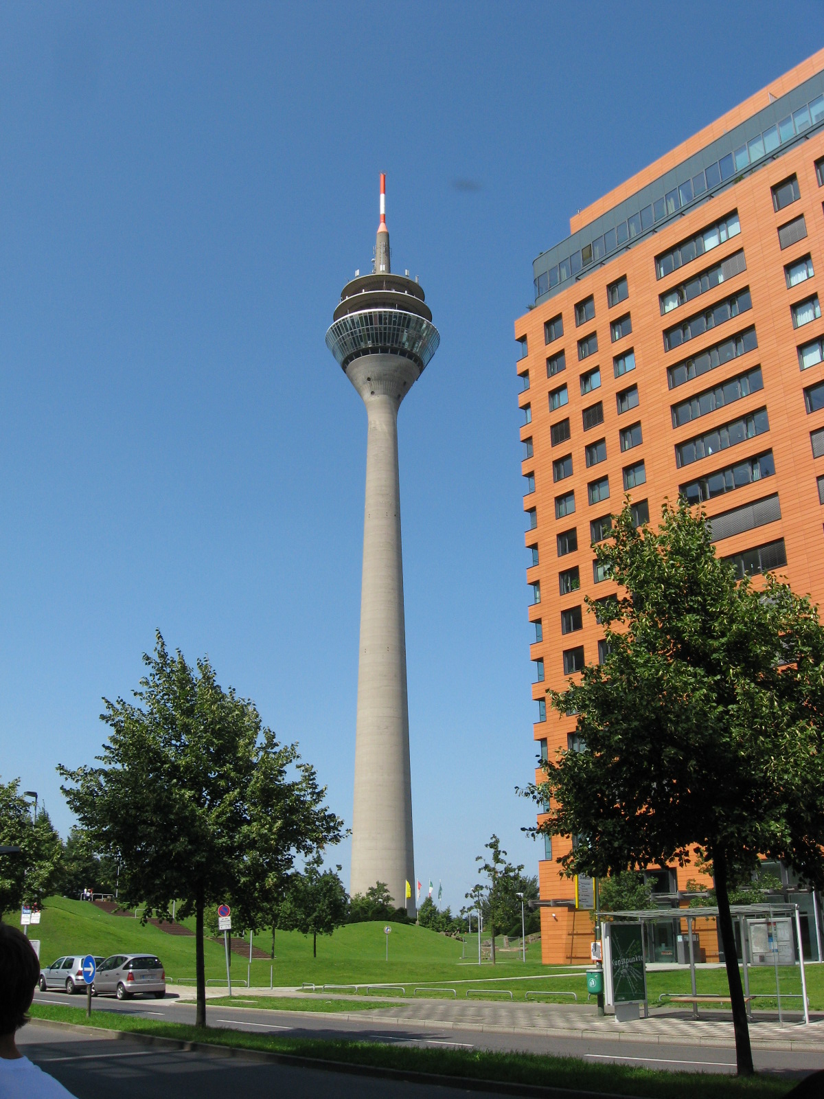 [Seiko+Tower+in+Dusseldorf.JPG]