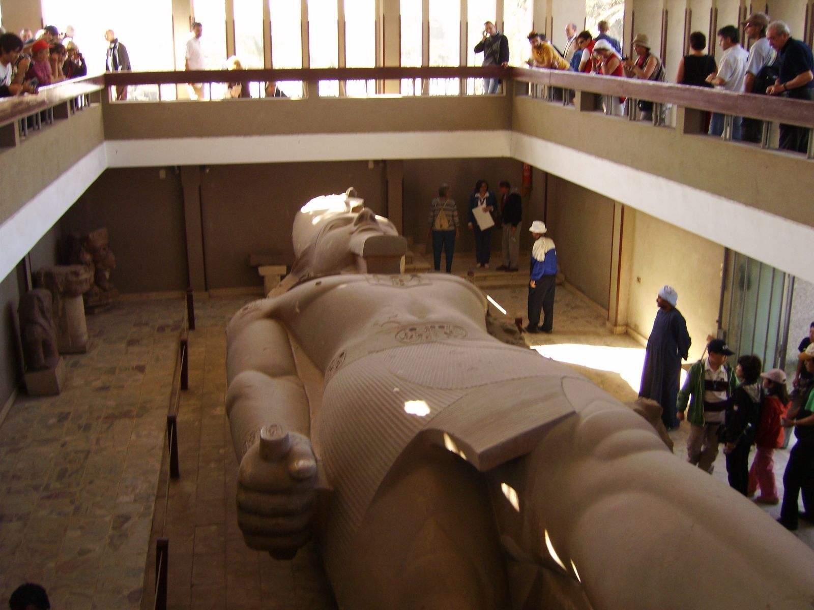 [Statue+Ramses+II+inside+open+air+museum+in+Memphis+11-28-07.jpg]