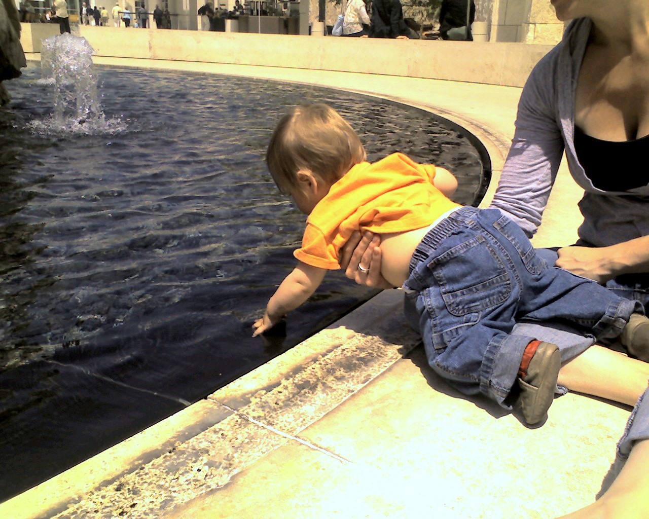 [Alé+playing+in+the+fountain.jpg]