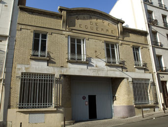 [COSMIC+GALERIE+occupies+500+sq.+meters+in+a+free+hold+industrial+building,+a+former+garage+form+the+early+30        s,+7-9,+rue+de+l]