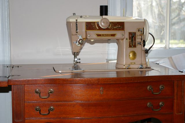 [sewing+machines+005+[640x480].JPG]