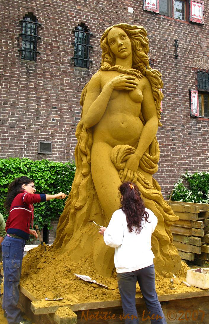 [Venus+van+Botticelli+uit+zand.JPG]