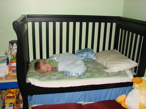 [Madax+Sleeping+in+Big+Boy+Bed.JPG]
