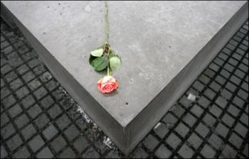 [flor_memorial_holocausto_berlim_afp.jpg]