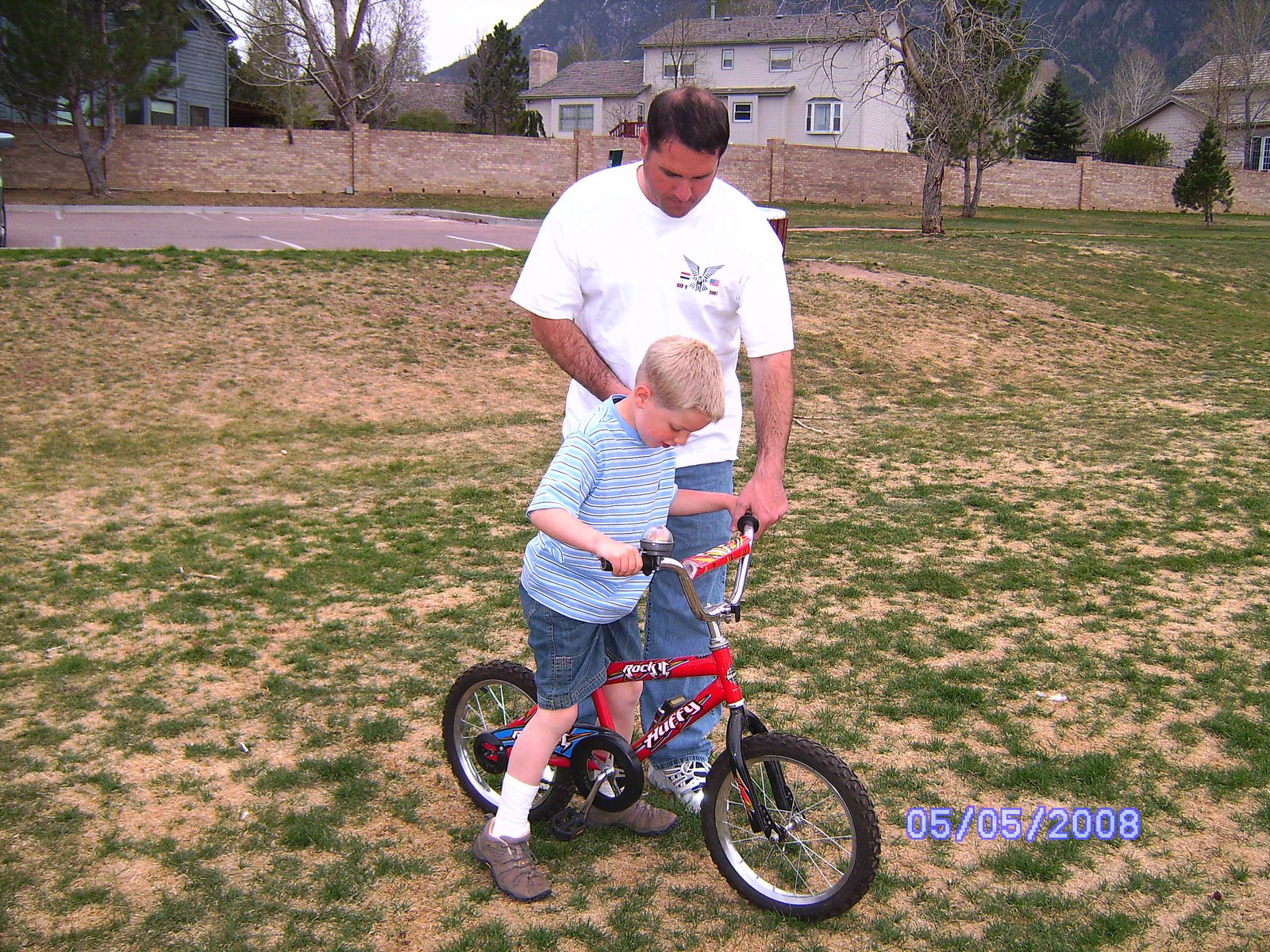 [05+05+08+Ethan+first+learns+to+ride+a+bike.jpg]