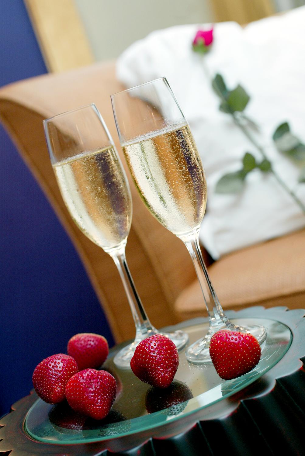 [champagne+and+strawberries.jpg]