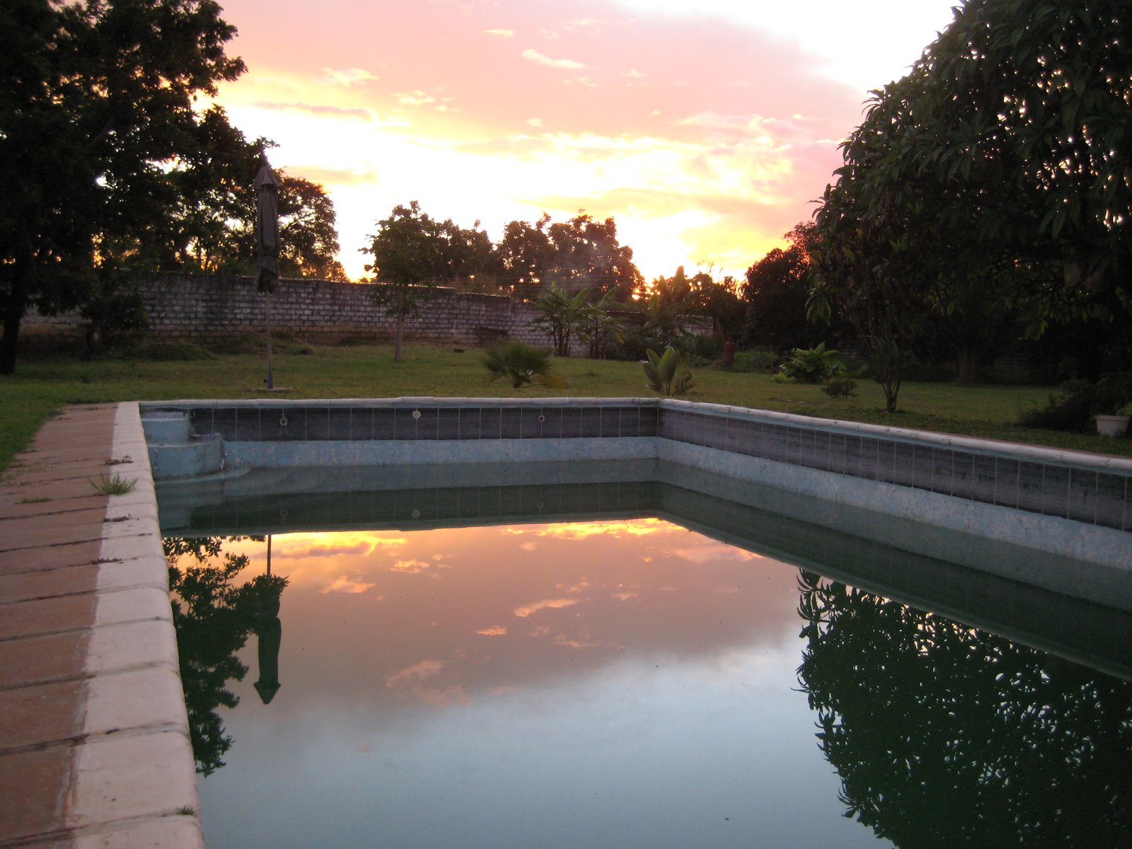 [Guest+House+Pool+Sunset.JPG]