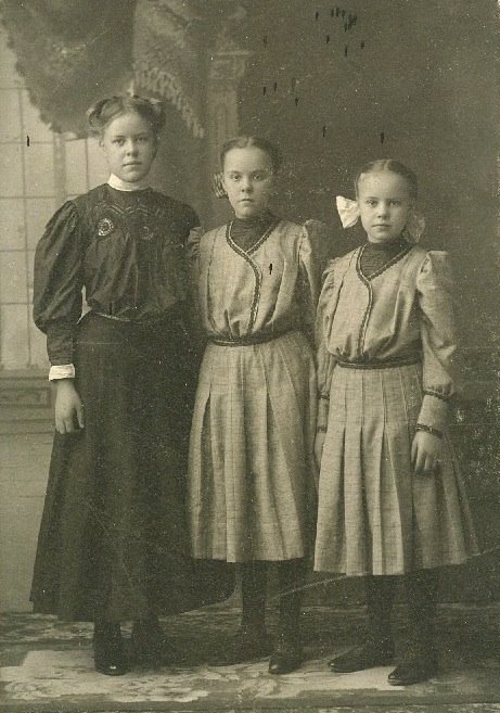 [Paulsen,+Lill,Hannah,Emma,+circa+1907+Cando.jpg]