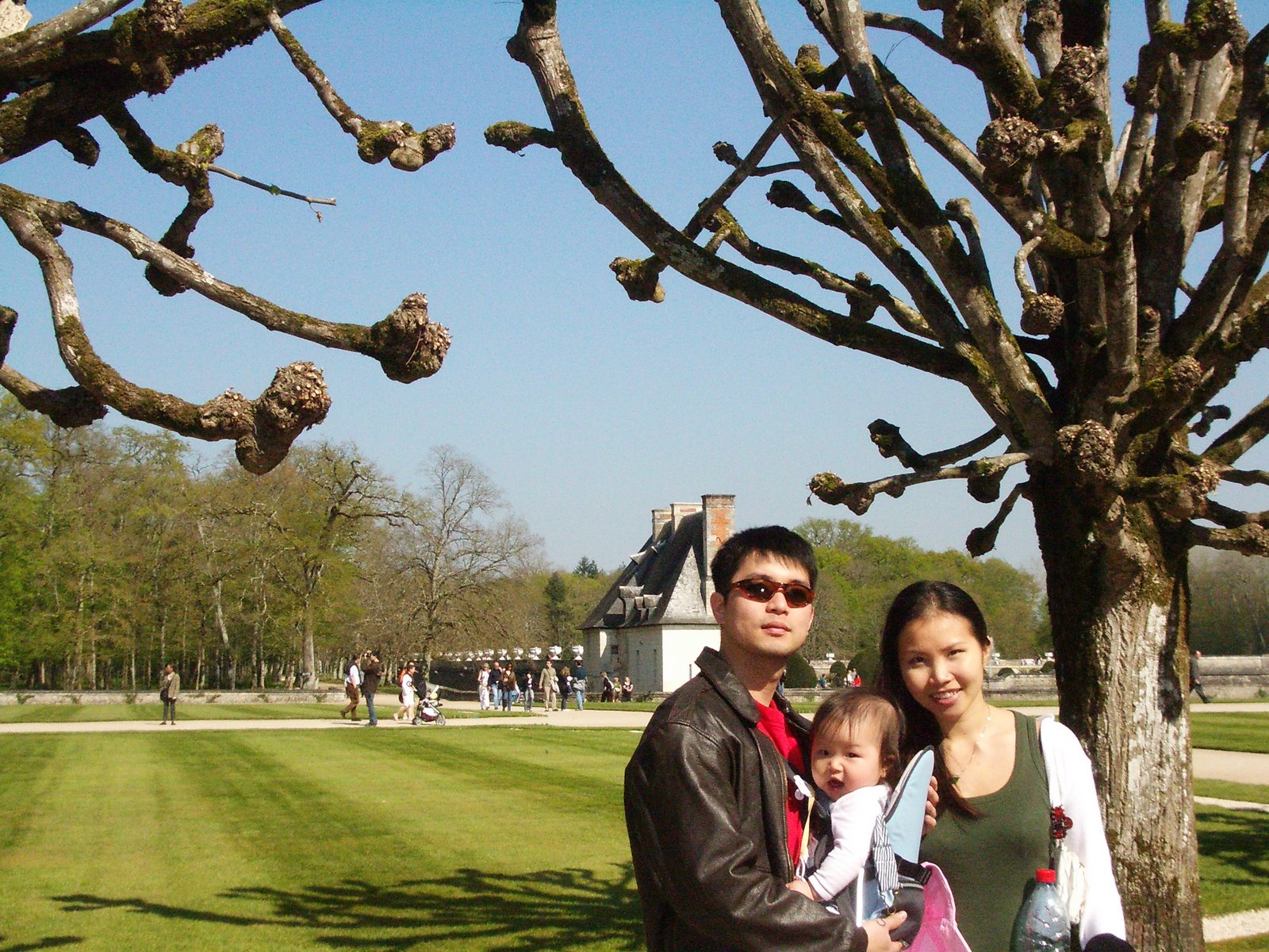 [family+pic+at+chenonceau+2.JPG]