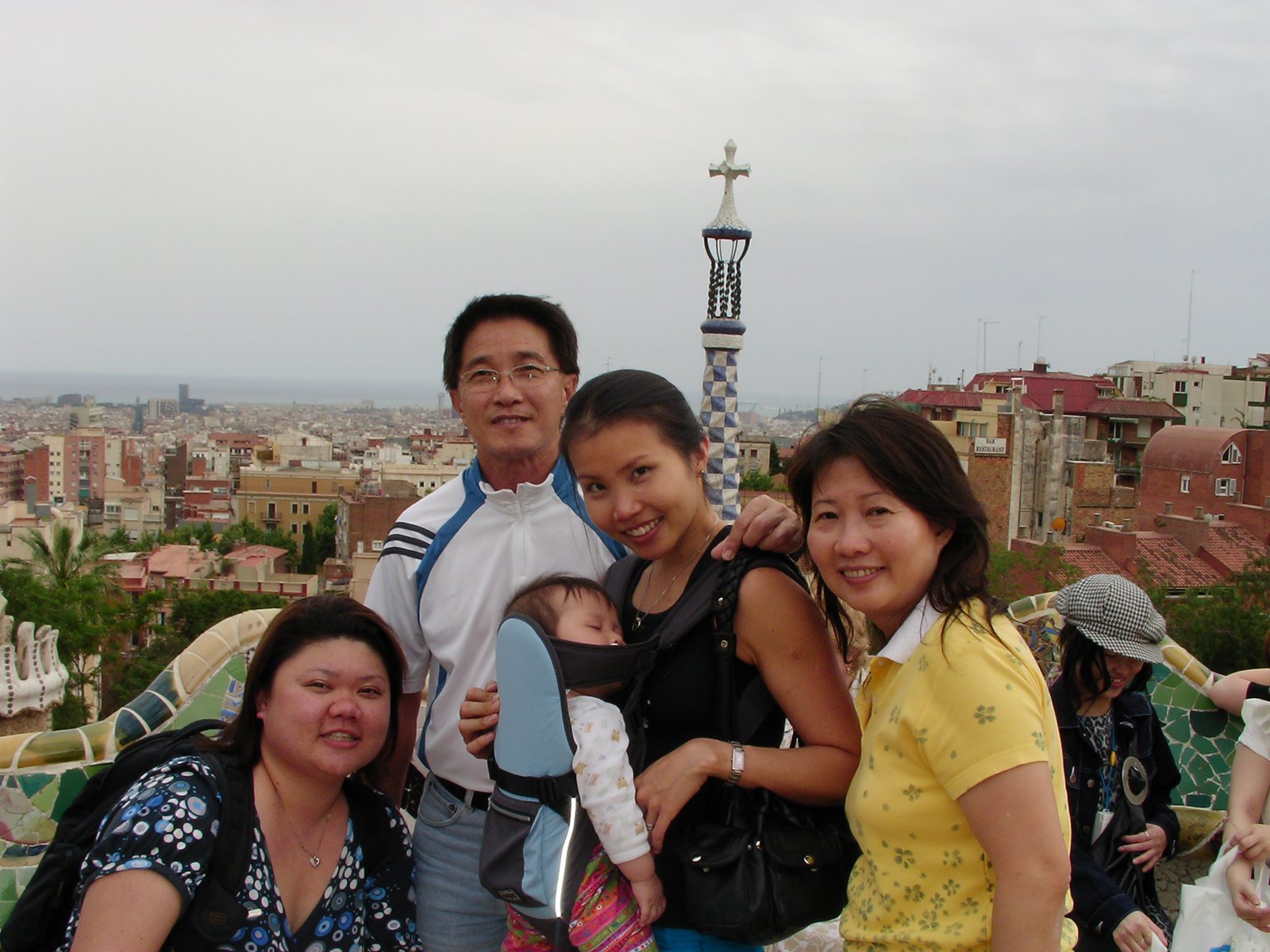 [family+pic+at+parc+guell+4.JPG]