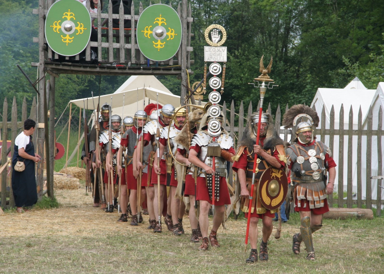 [Roman_soldiers_with_aquilifer_signifer_centurio_70_aC.jpg]