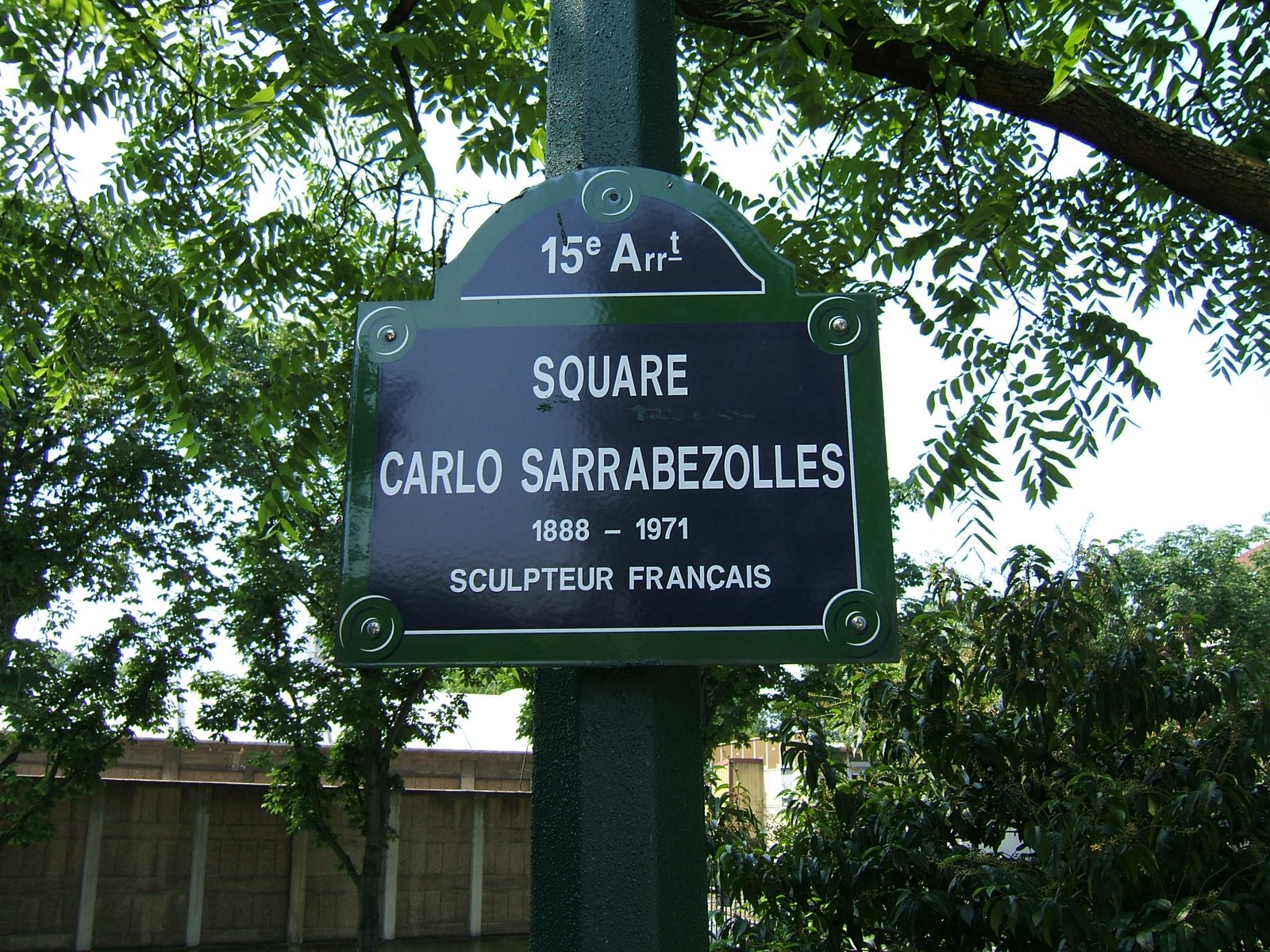 [030-Square+Carlo+Sarrabezolles,+Paris+15e_06-2007.JPG]