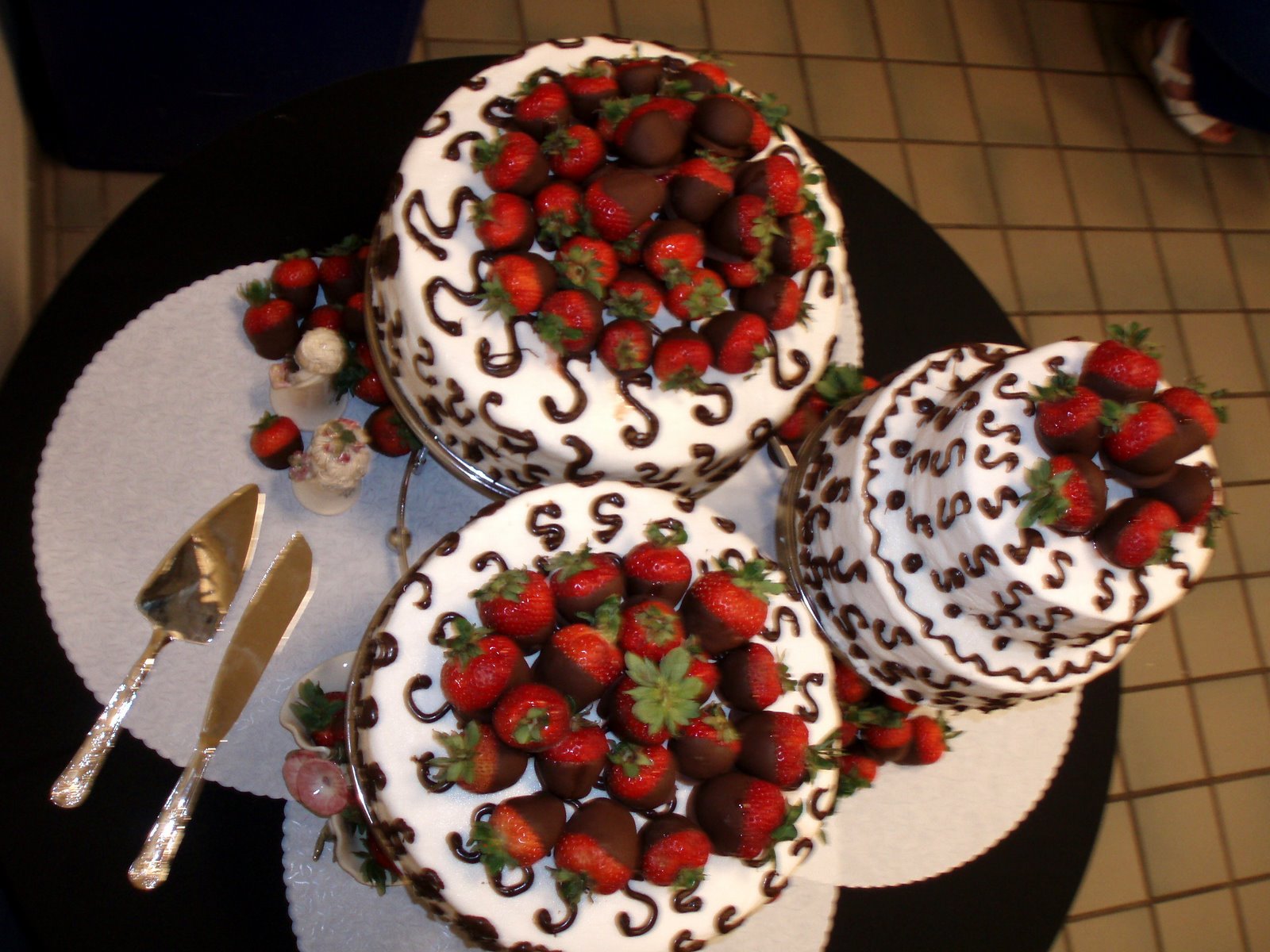 [chocolate+covered+strawberry+4+layer+cake.jpg]