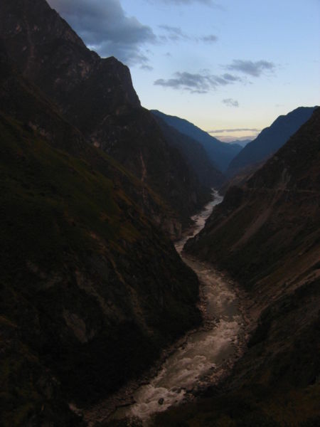 [450px-Tiger_Leaping_Gorge_at_dawn.jpg]