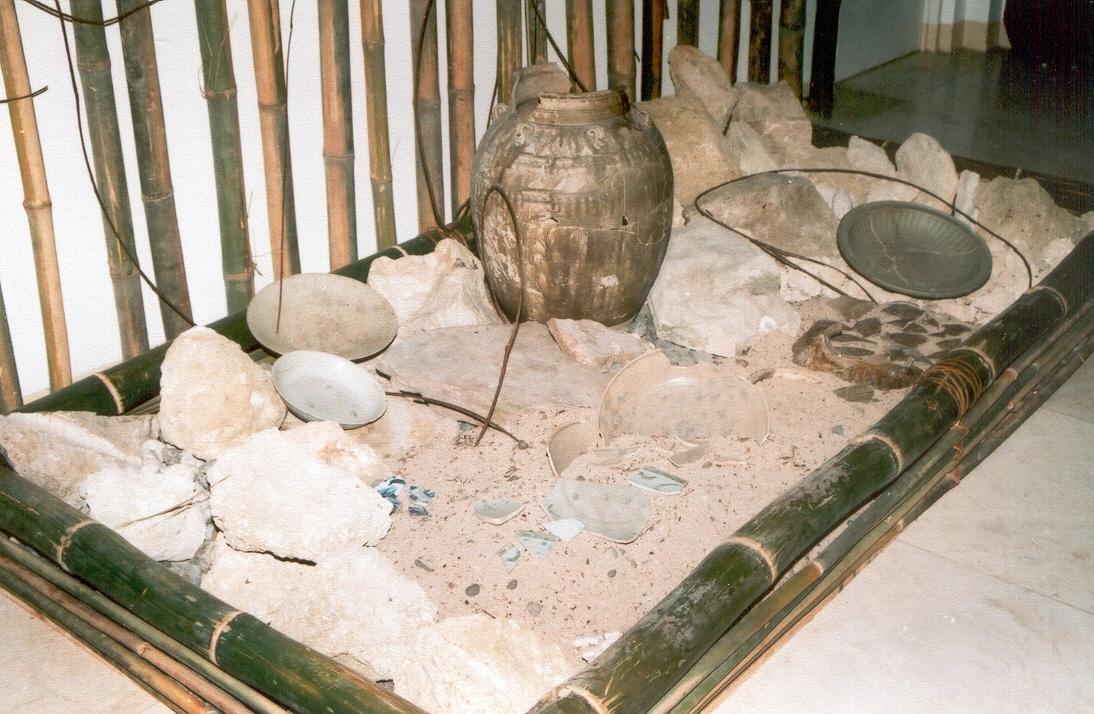 [Pre-historic+burial+jars+excavated+in+Glan,+Sarangani+Province.JPG]