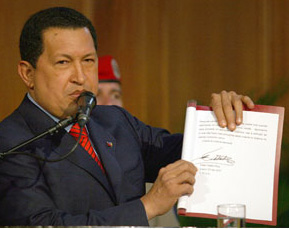 [Chávez+con+carta+Fidel.jpg]