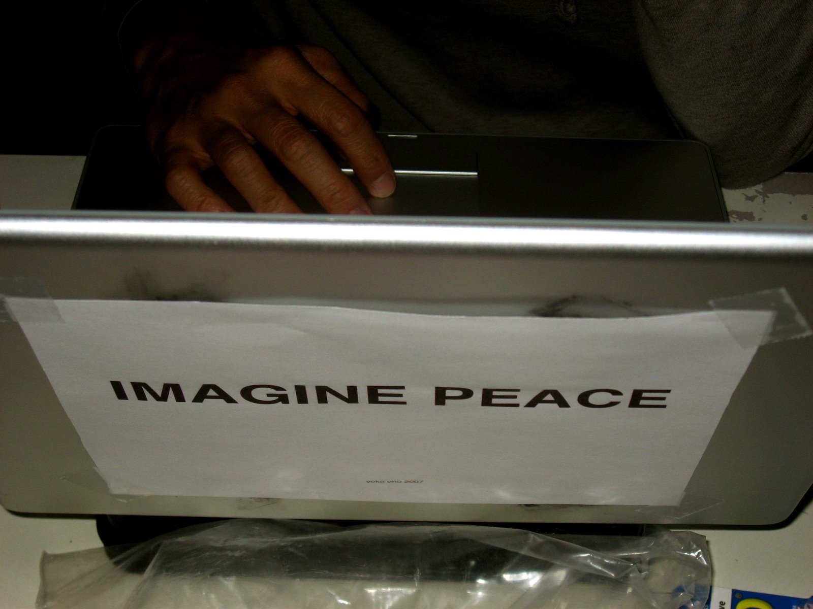 [imagine_peace_laptop.jpg]