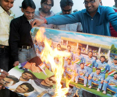 Cricket+fans+burn+posters+of+the+Indian+cricket+team+as+a+form+of+protest+in+Allahabad+on+Saturday.+%28AP+Photo%29.jpg