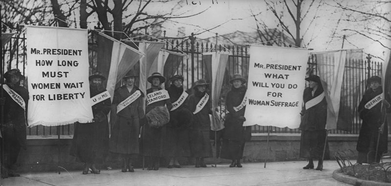 [800px-Women_suffragists_picketing_in_front_of_the_White_house.jpg]