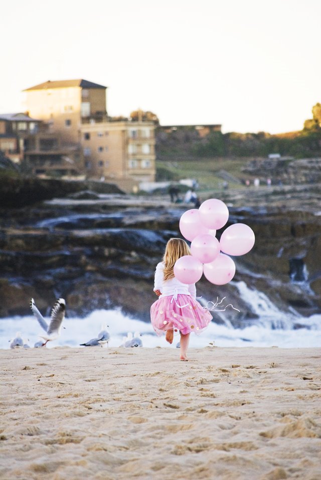 [beach+balloons+3.jpg]