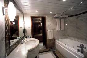 [luxury-cruise-suite-bathroom-with-tub.jpg]