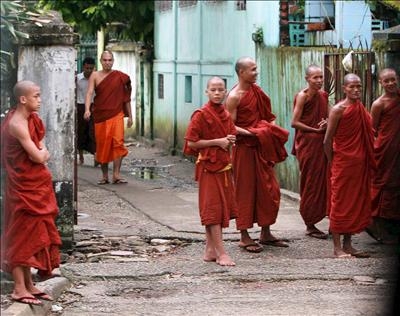 [2969912023-monjes-budistas-siguen-frente-protestas-antigubernamentales-birmania.jpg]