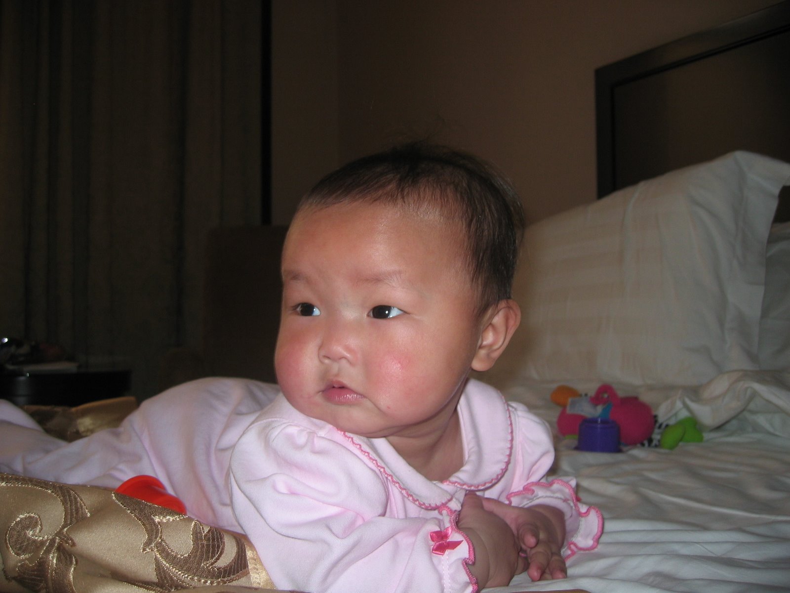 [Mylia+playing+on+the+bed+012.JPG]