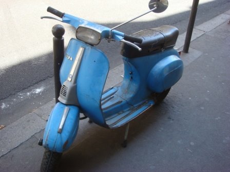 [青いスクーター＠パリ.JPG]