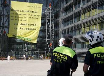 Activistas de Greenpeace se cuelgan de la fachada de Endesa en Madrid