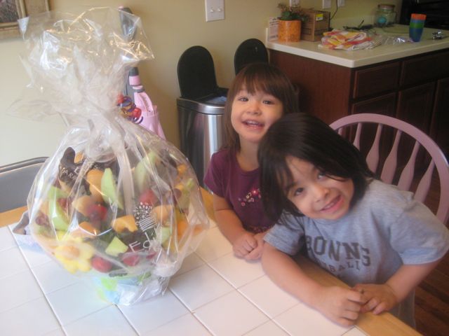 [Kids+with+Fruit+Bouquet.jpg]