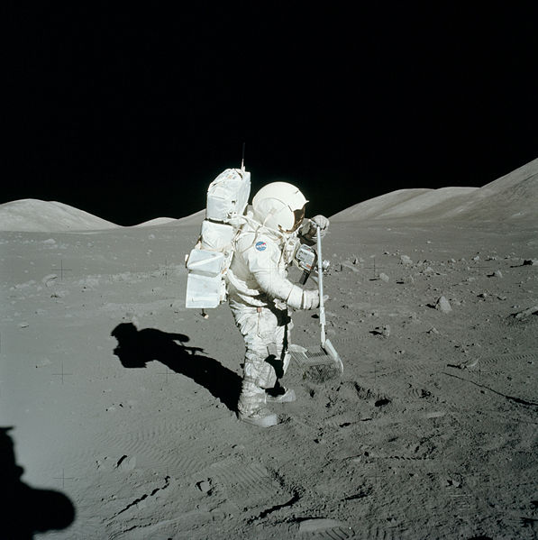 [597px-Astronaut_moon_rock.jpg]