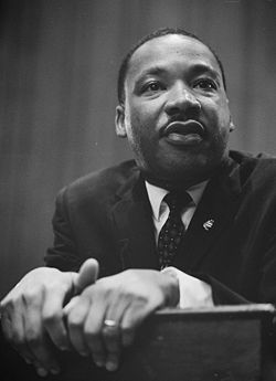 [250px-Martin-Luther-King-1964-leaning-on-a-lectern.jpg]
