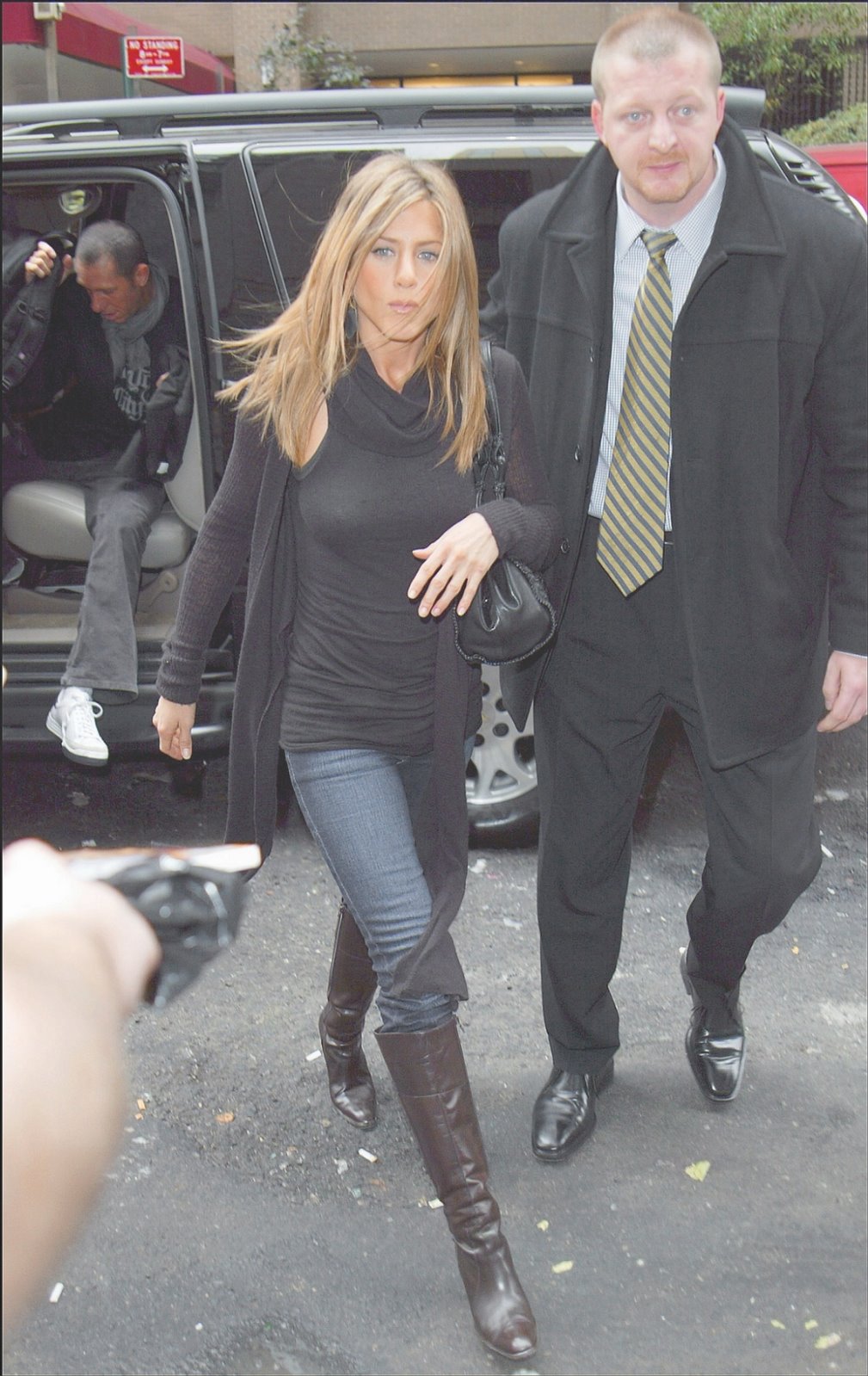 [Jennifer+Aniston+brown+boots+and+jeans+inside.jpeg]