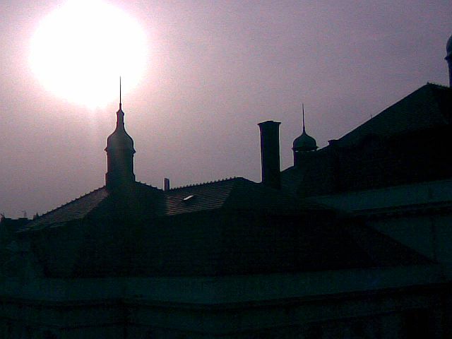 Slunce - Měsíc nad střechami
