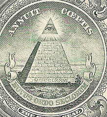 [Piramide+Ojo+que+todo+lo+ve+Simbolo+masoneria+y+Dios+egipcio+Horus-786479.jpg]