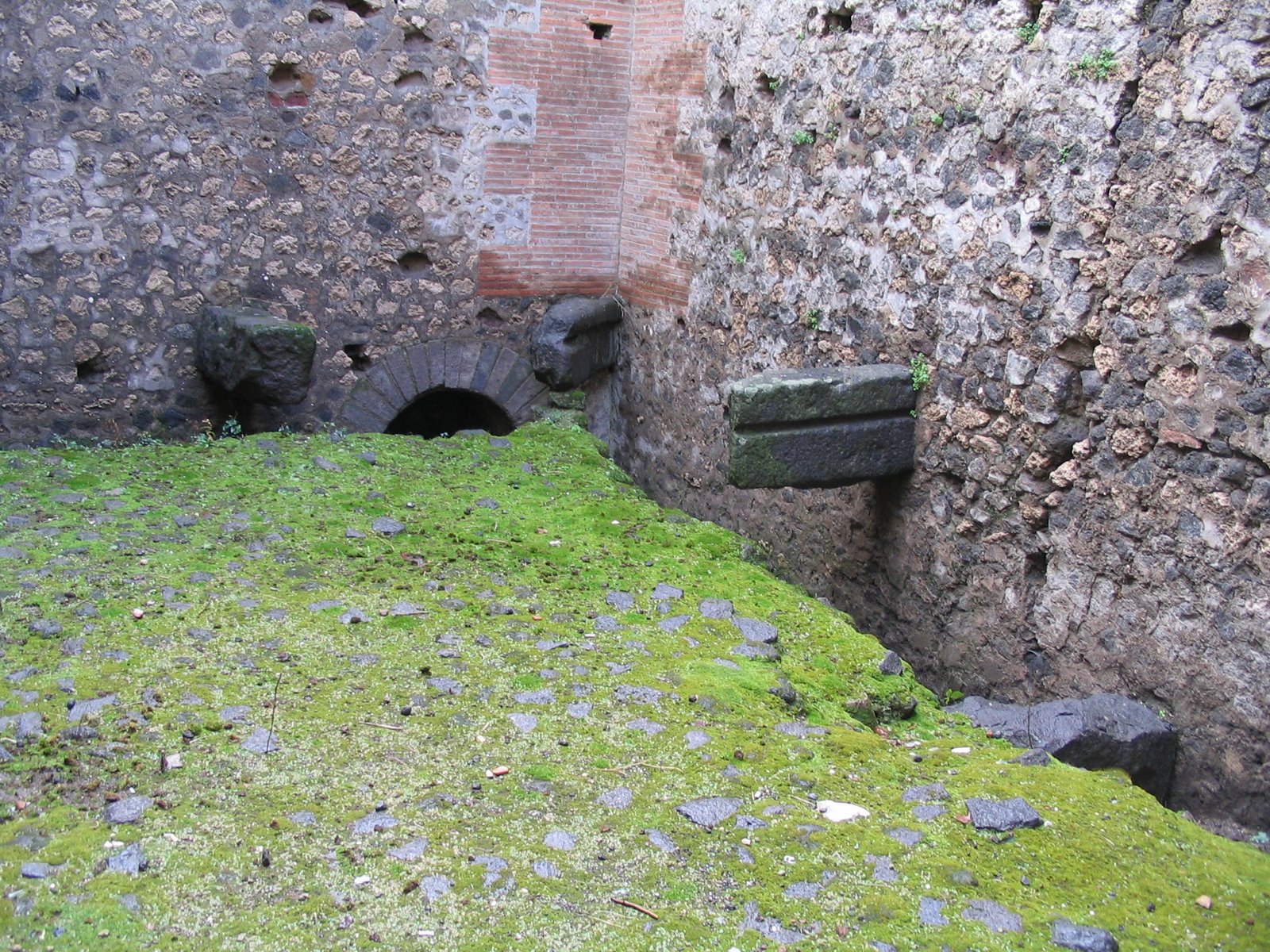 [Pompeii+-+Public+Bathroom.jpg]