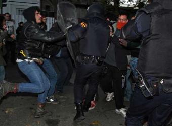[grupo_jovenes_enfrenta_policia_durante_concentracion_ilegal_antifascista_Legazpi.jpg]