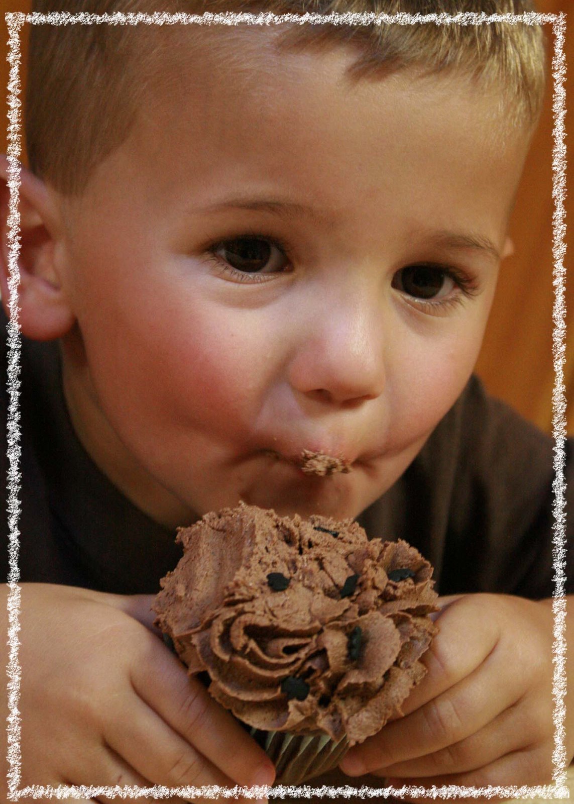 [Mason+and+his+Cupcake.jpg]