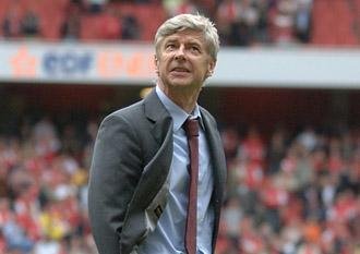 [ArseneWenger+looking+up+at+Arsenal+supporters.jpg]