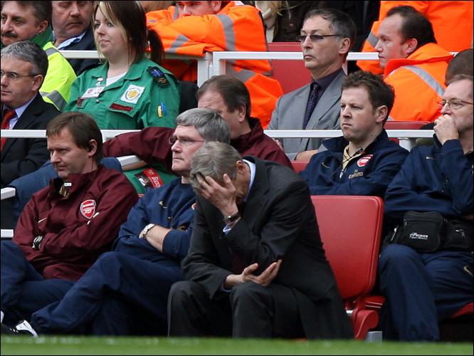 [Arsene_Wenger+looking+dejected+face+in+hands.jpg]