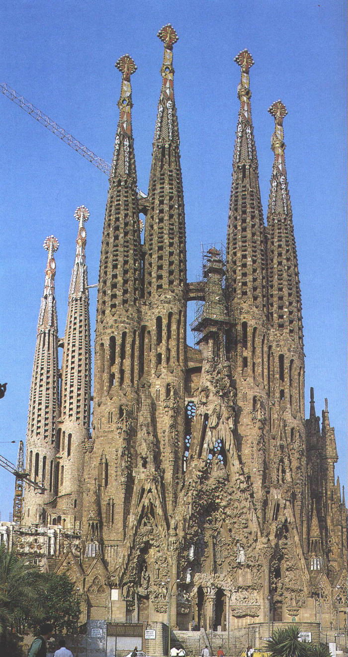 [modernismo,+la+sagrada+familia,+Gaudí.jpg]