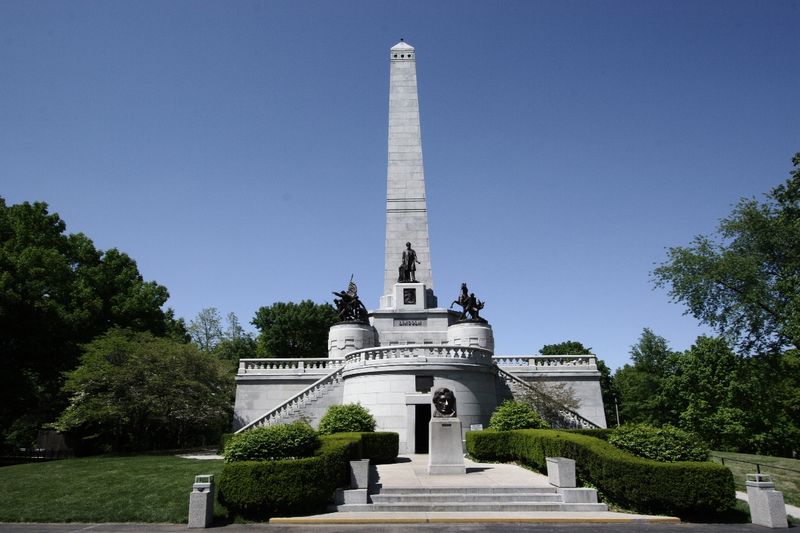 [800px-Lincoln's_Tomb.JPG]