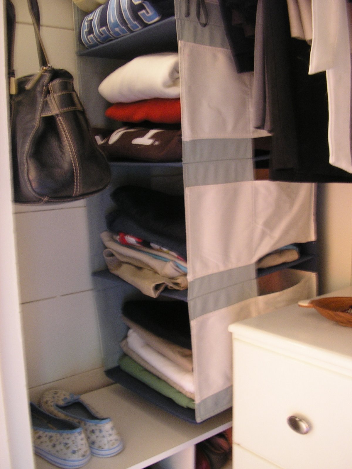 [closet+hanging+shelf.jpg]