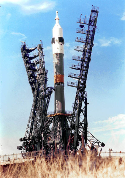 [421px-Soyuz_installation_1975-07-15.jpg]