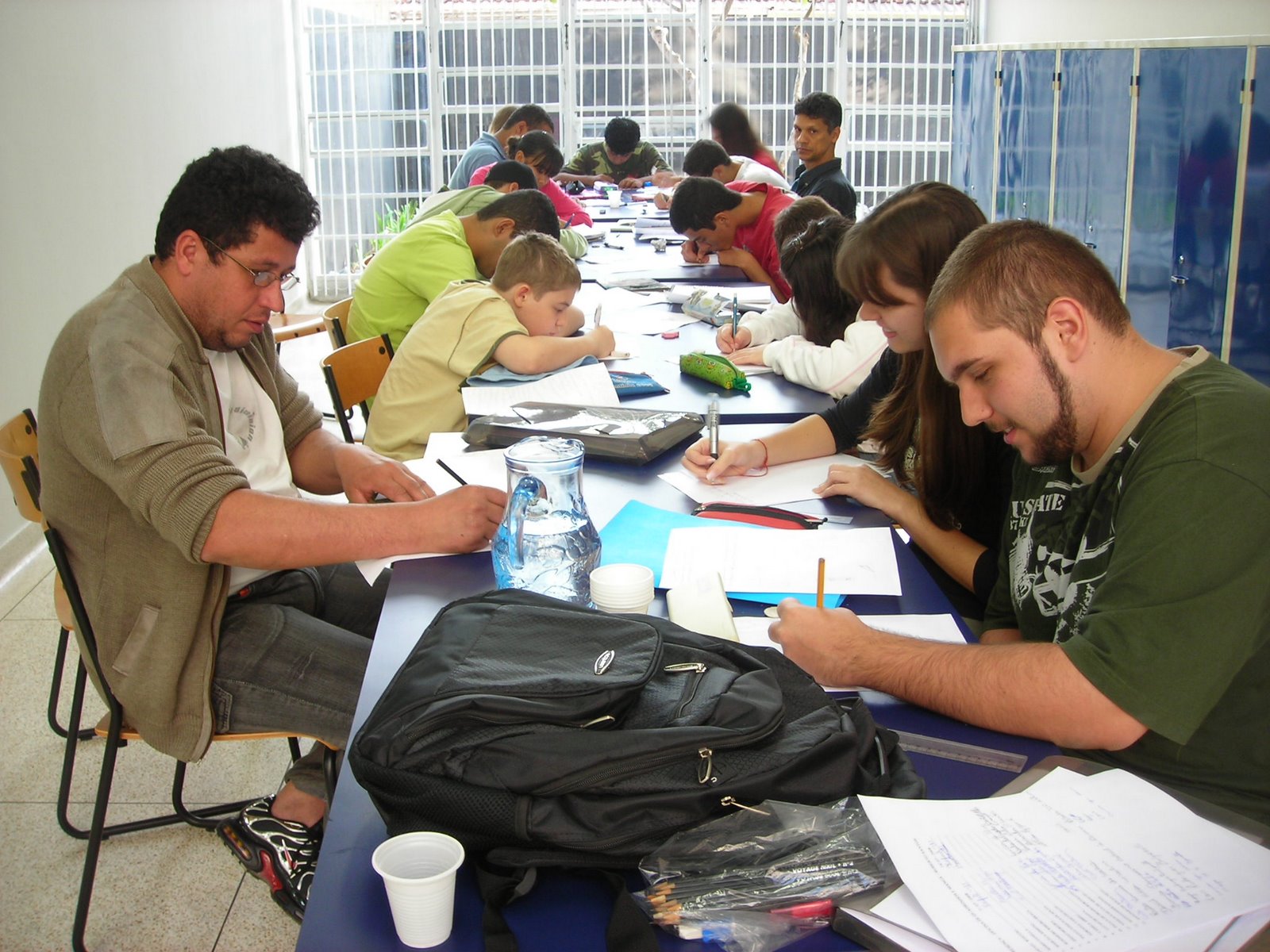 [alunos+da+Oficina+de+HQ+com+Edu+Mendes+na+Bibl.+Roberto+Santos+1+(1).JPG]
