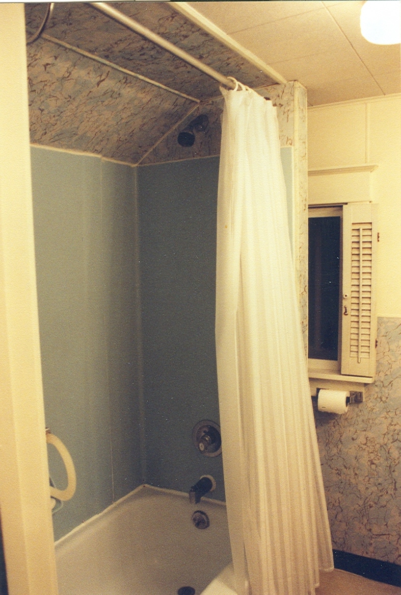 [bathroom+2+Sept+2003.jpg]
