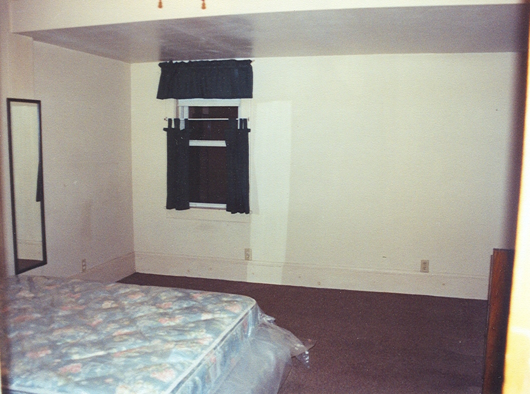 [back+bedroom+2+Sept2003.jpg]
