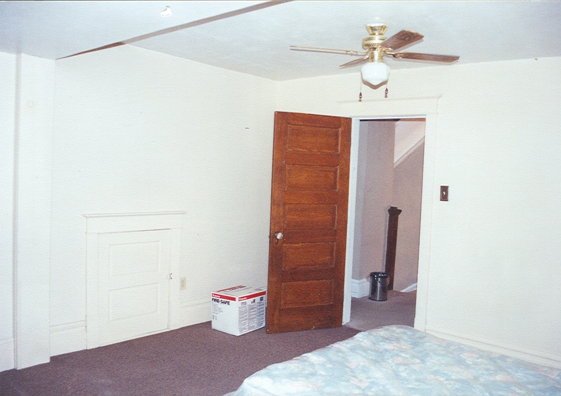 [back+bedroom+4+Sept2003.jpg]