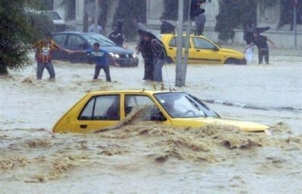 [4191560619-inondations-en-tunisie-treize-morts-les-recherches-continuent.jpg]